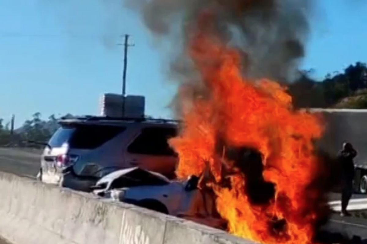 Carreta atingiu veículos que estavam parados em uma fila. Três carros pegaram fogo após a colisão.