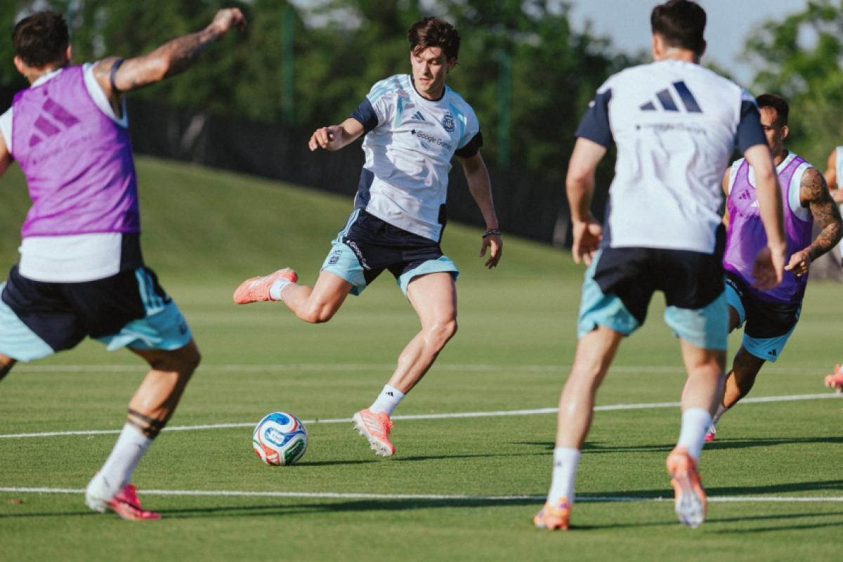 O zagueiro Leonardo Balerdi não concluiu o treino desta sexta-feira