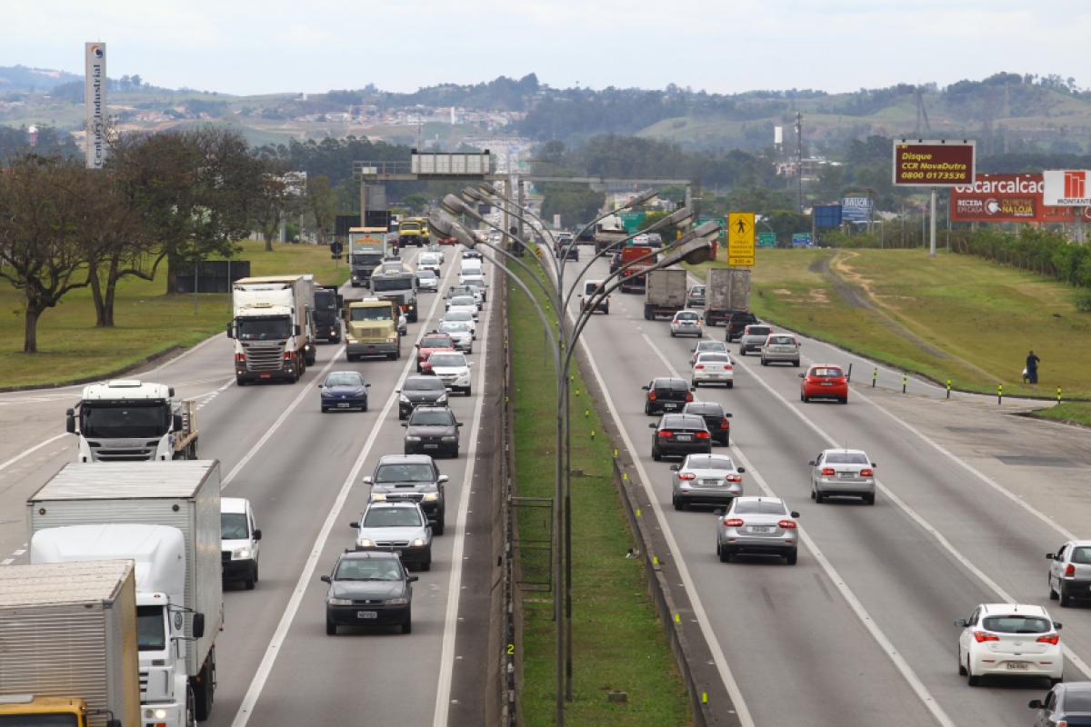 Movimento na rodovia Presidente Dutra, no Vale do Paraíba