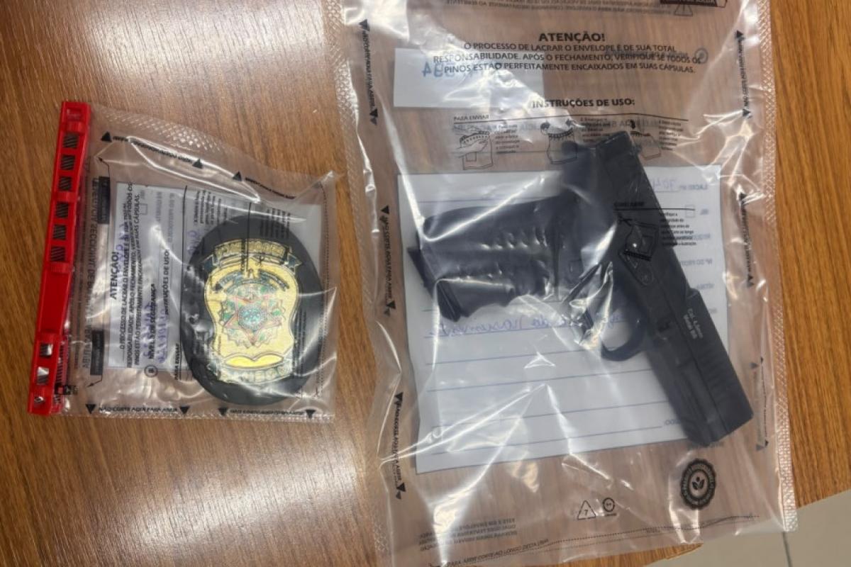 Arma de airsoft e distintivo de segurança foram apreendidos pela Polícia Civil