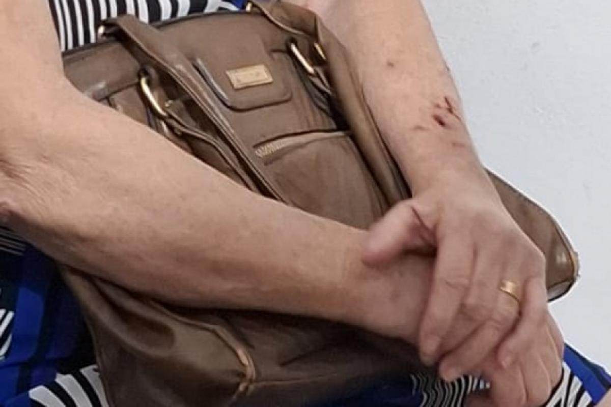 De acordo com o boletim de ocorrência, o desentendimento começou após a administradora do residencial procurar a idosa para questionar uma alteração feita na porta de entrada do bloco onde ela mora