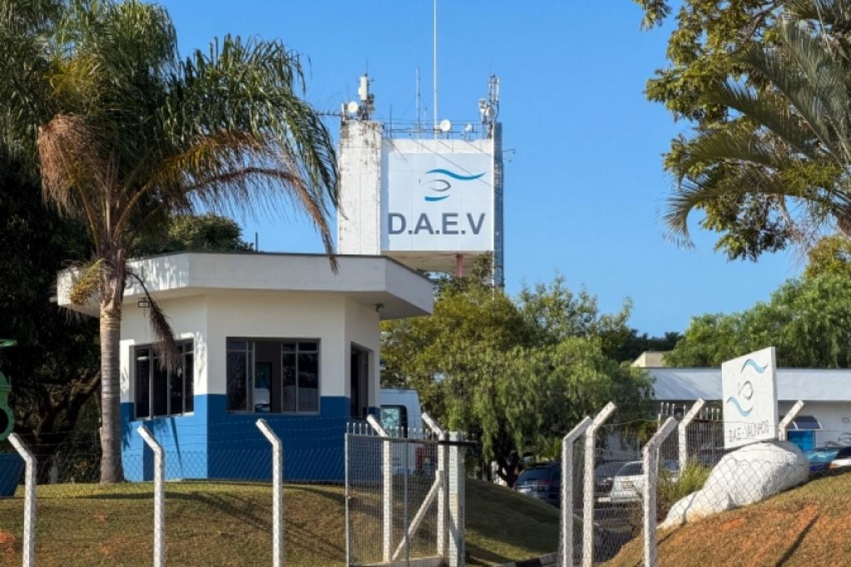 Prefeitura anulou concorrência que previa venda de 49% da companhia e anunciou criação de tarifa social.
