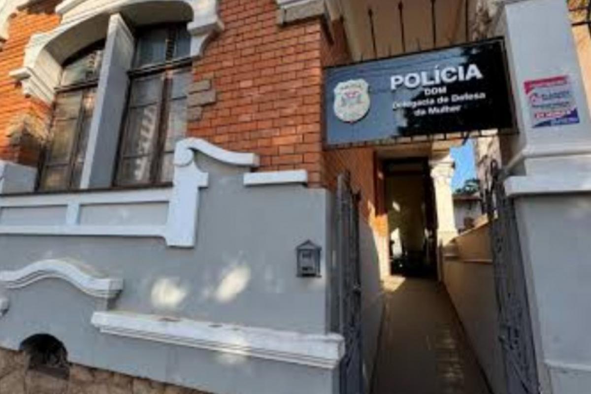 O homem foi preso e conduzido à Delegacia de Defesa da Mulher. 