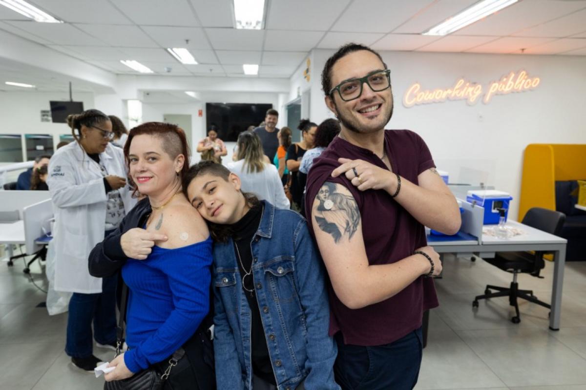 Carina Zeni, 46, o filho Otto, 10, e o marido TIago Mancin, 42, todos protegidos