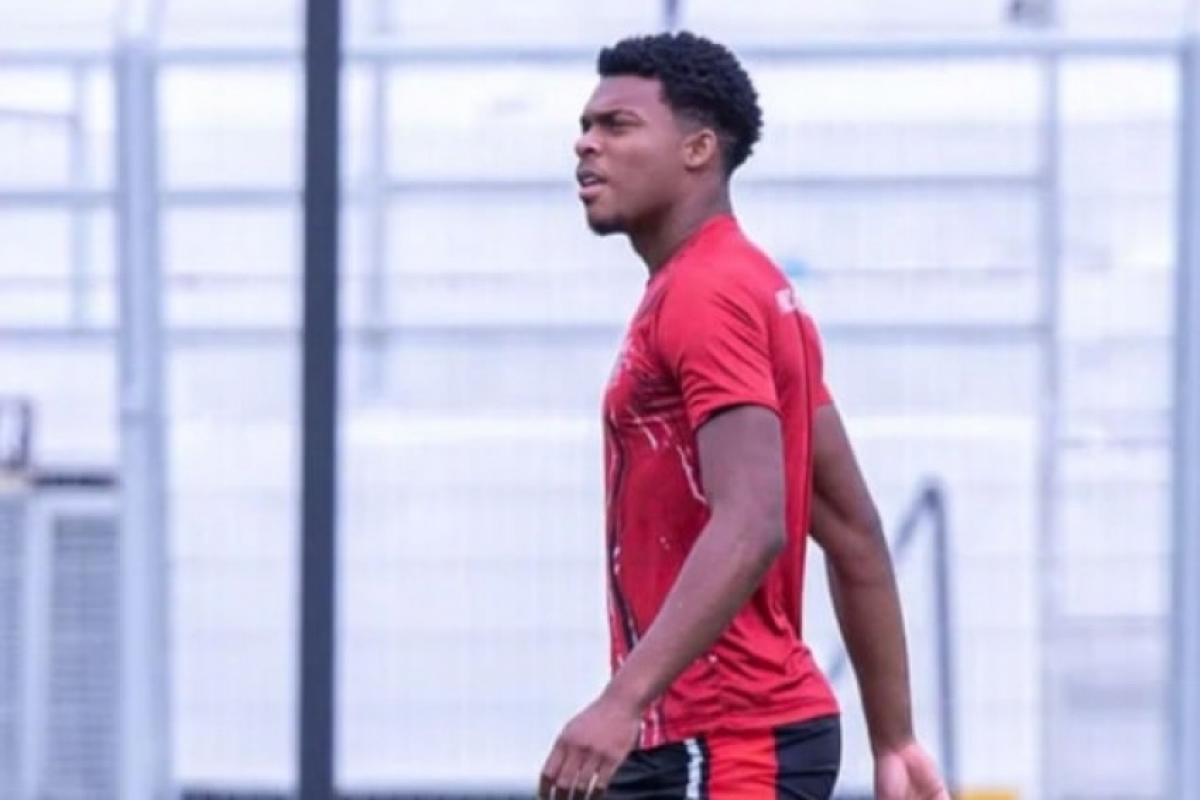 Jogador está consciente, estável e passa por exames