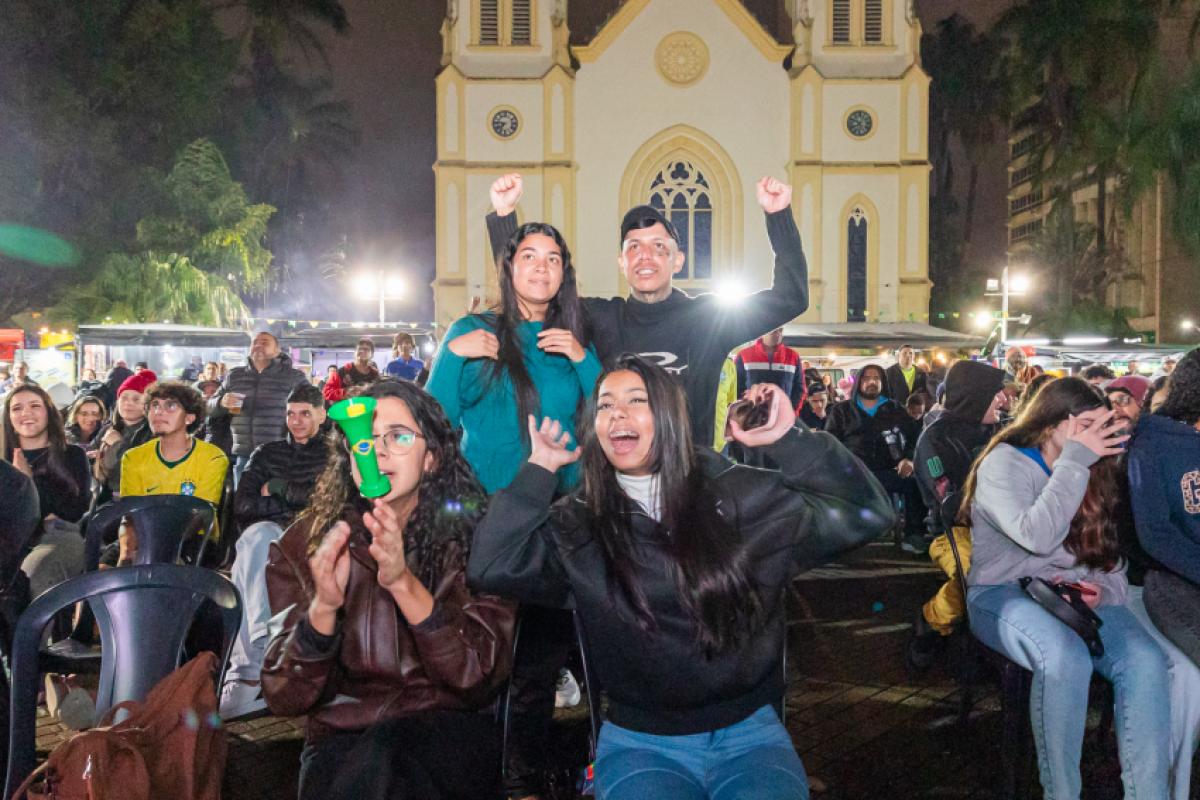 Além da transmissão em telão, o público poderá aproveitar uma programação especial com gastronomia de rua e dinâmicas