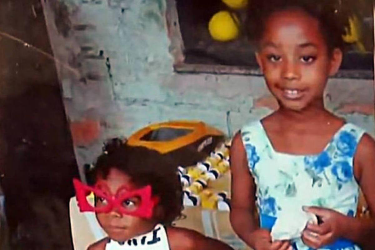 O disparo atravessou o crânio de Emily e, em seguida, o tórax de Rebecca