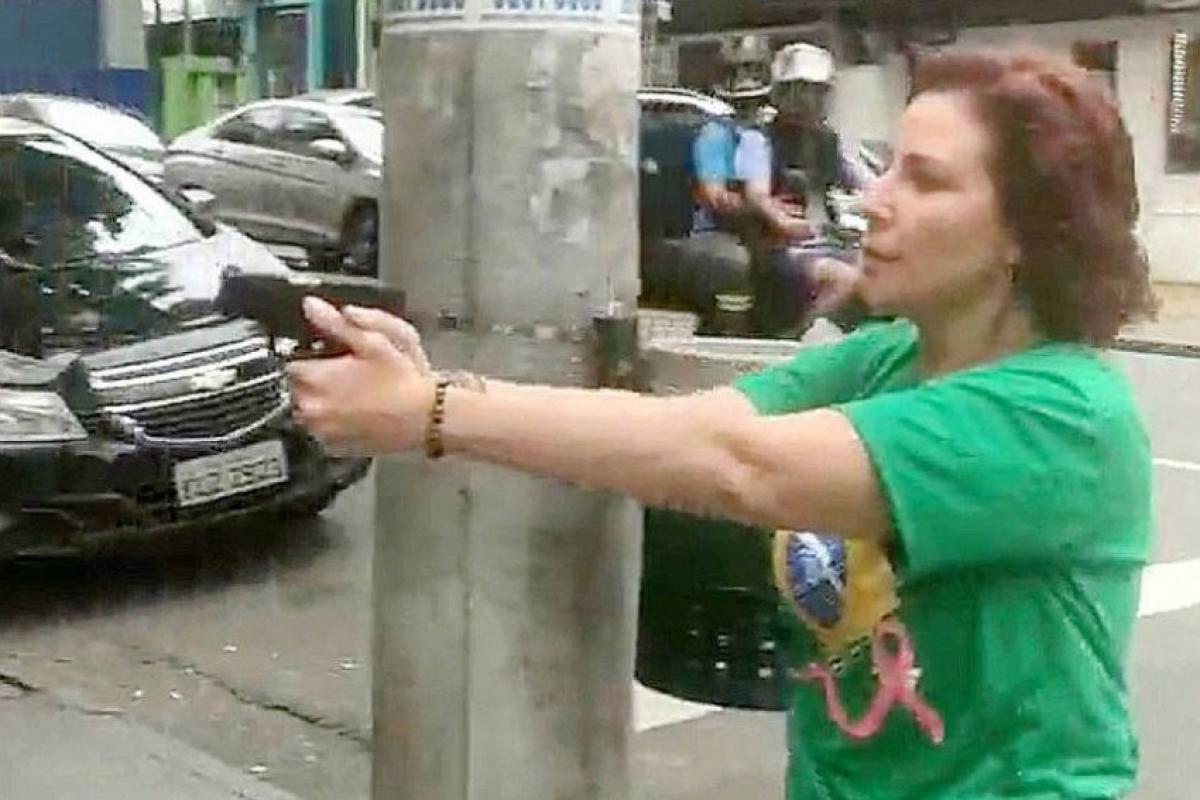 Em 2022, ex-deputada do PL perseguiu jornalista com arma em punho em uma rua de São Paulo 