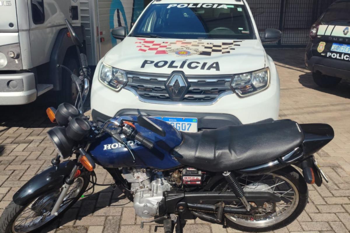 Os policiais constataram que o emplacamento não correspondia ao veículo, configurando o crime de adulteração de sinal identificador de veículo automotor