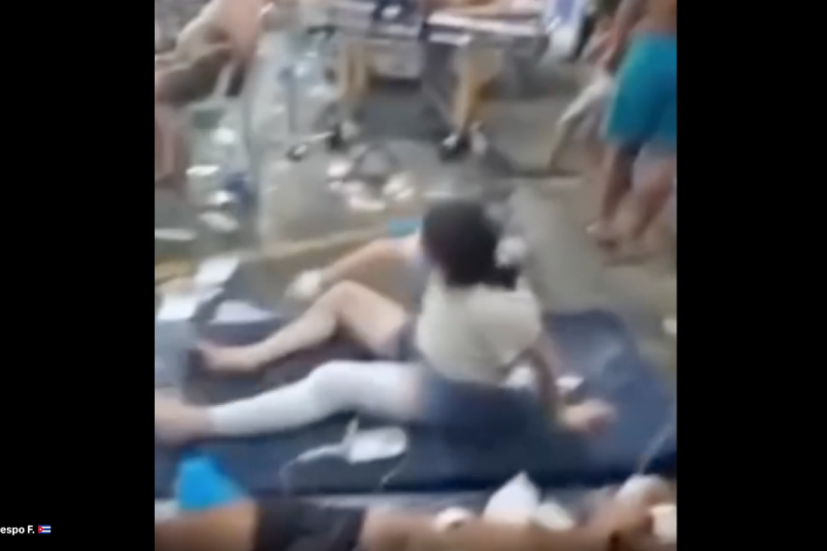 Imagens mostram pacientes instalados improvisadamente em macas e no chão da área externa da unidade.