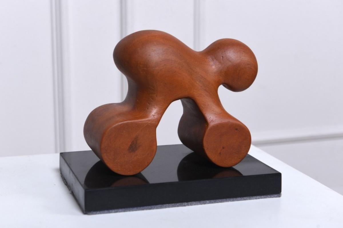 Escultura 'O Ciclista', confeccionada peroba vermelha