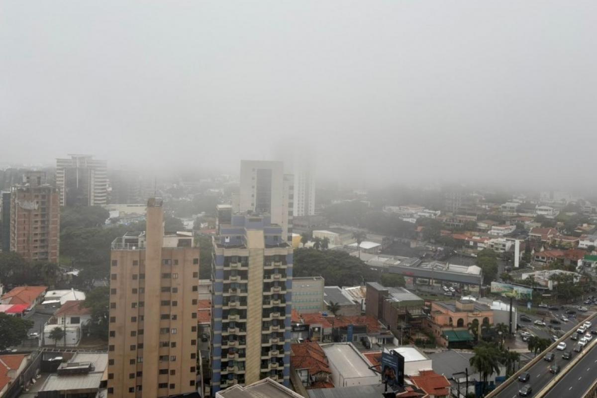 Após chuva persistente, Campinas teve forte nevoeiro nesta quarta; acumulado já supera a média histórica de junho.
