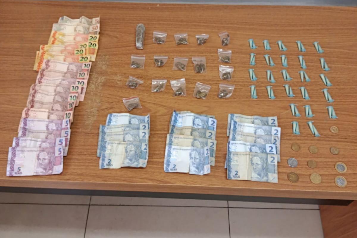 Em diligência no imóvel, os policiais encontraram 50 pinos de cocaína, 16 porções pequenas de maconha, uma porção maior da mesma droga e R$ 321,50 em dinheiro