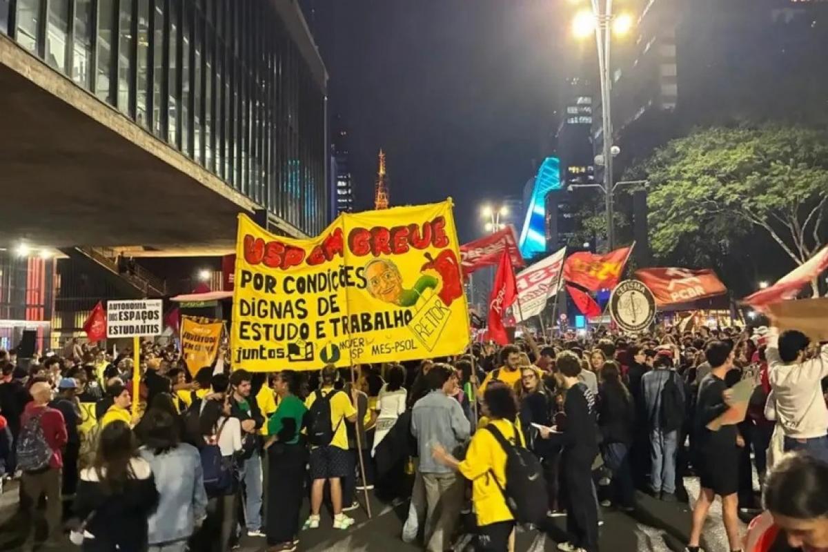 Estudantes da USP durante manifestação na avenida Paulista