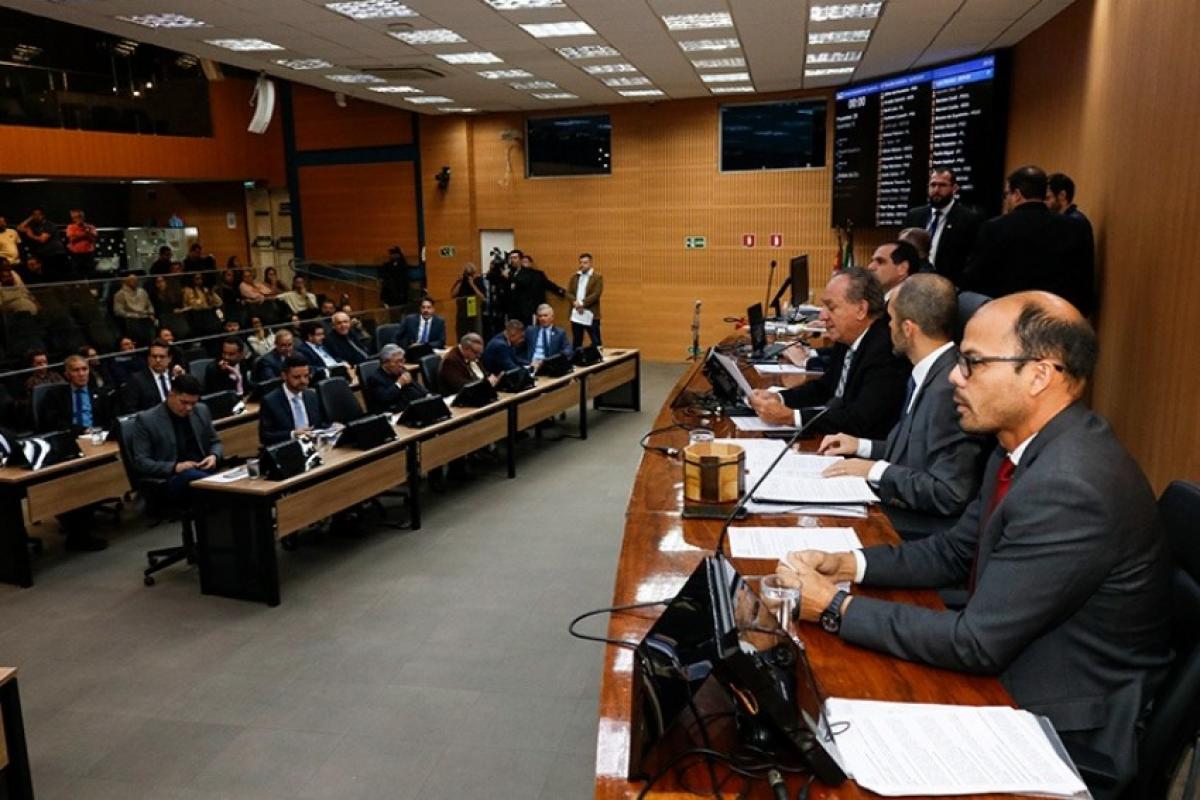 Vereadores analisam propostas sobre itens abandonados em assistências técnicas e prevenção da cegueira por DMRI.