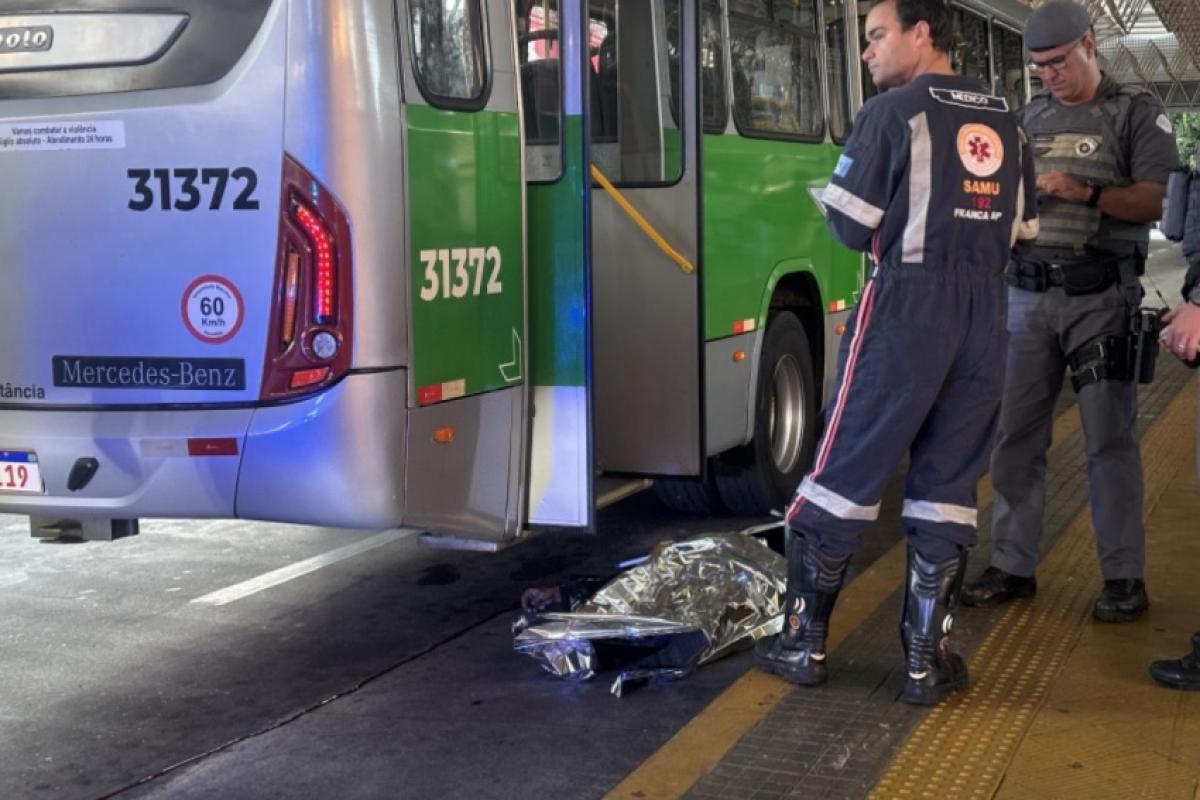 Homem morreu atropelado após cair no terminal central de ônibus, em 28 de maio