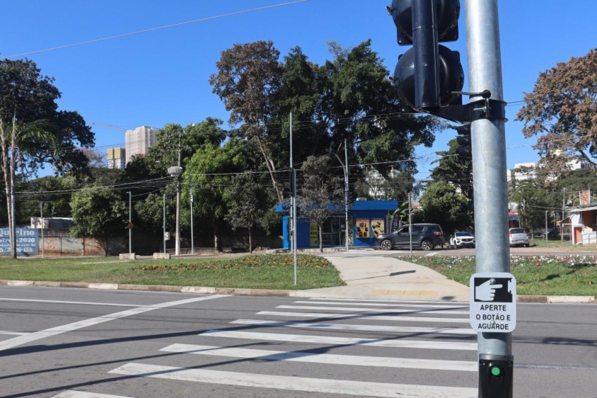 Travessia perto da Etec Bento Quirino passa a ter botoeiras, sinalização para pedestres e rampas de acessibilidade.