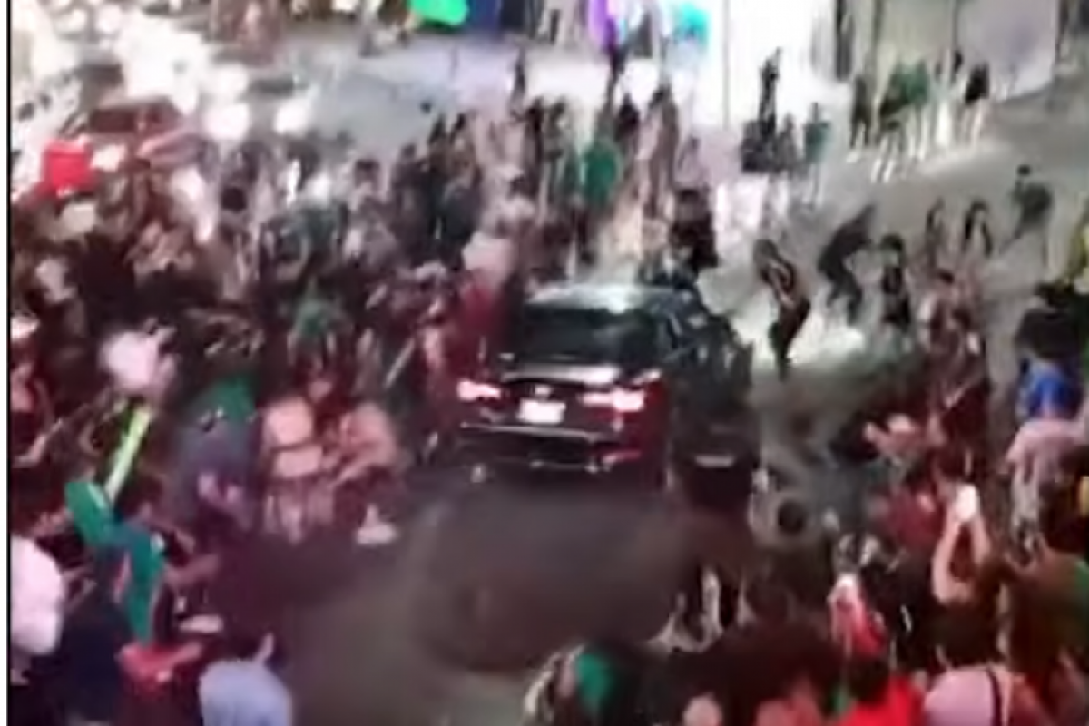 O incidente aconteceu na avenida Lázaro Cárdenas, onde milhares de pessoas se reuniam para comemorar a vitória da seleção mexicana. 