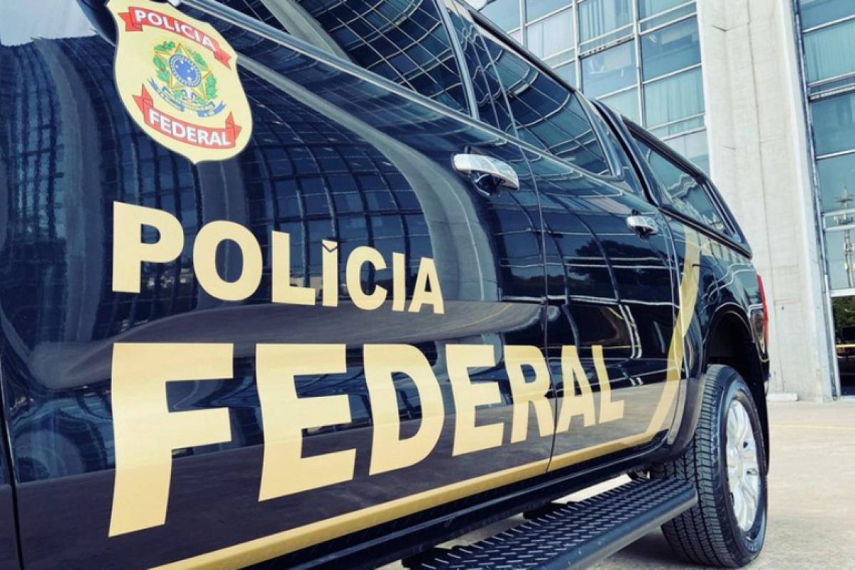 Durante a operação, os agentes apreenderam um notebook e um celular que serão submetidos à perícia.