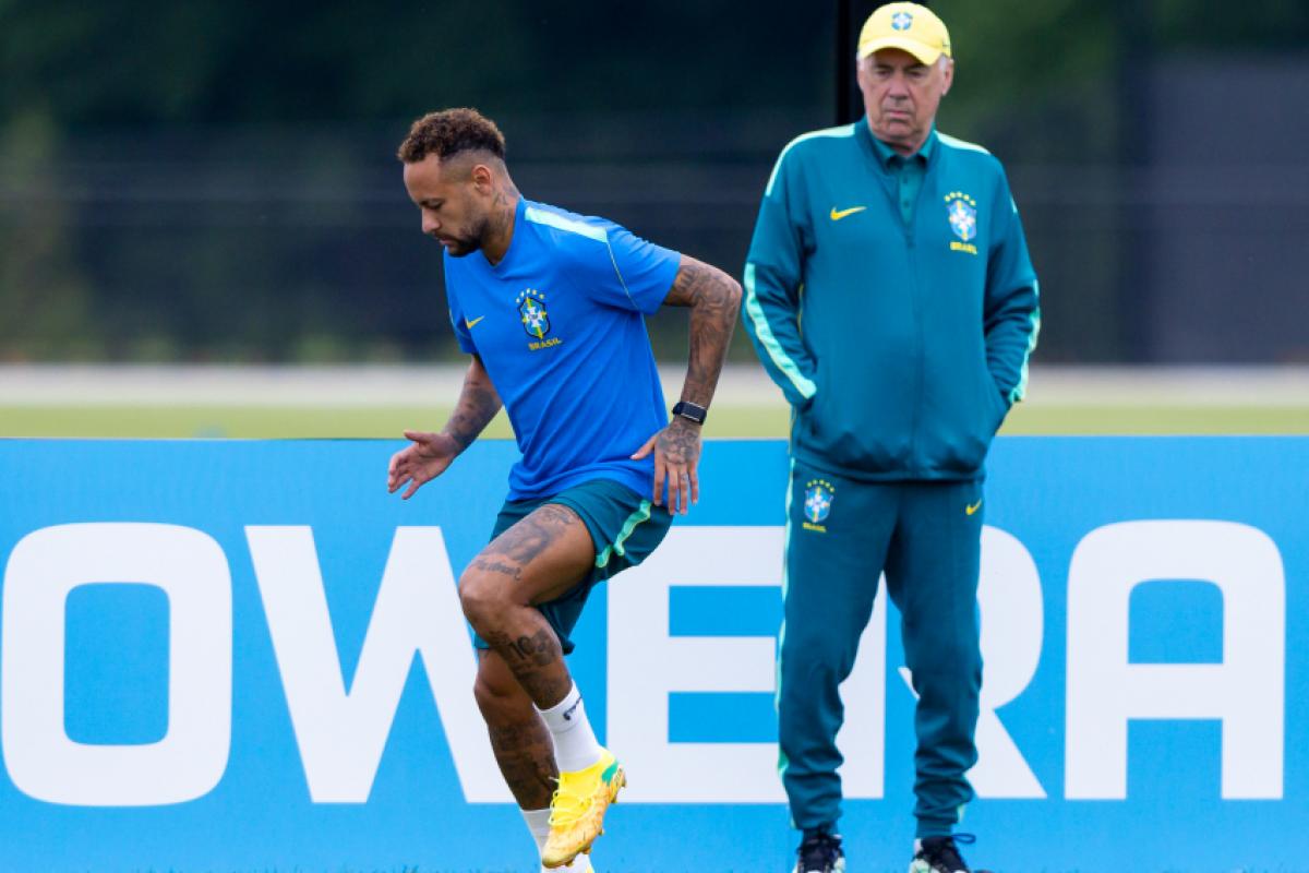 Neymar Jr. é observado por Ancelotti, durante treino no Centro de Treinamento CT Columbia Park, na manhã desta terça
