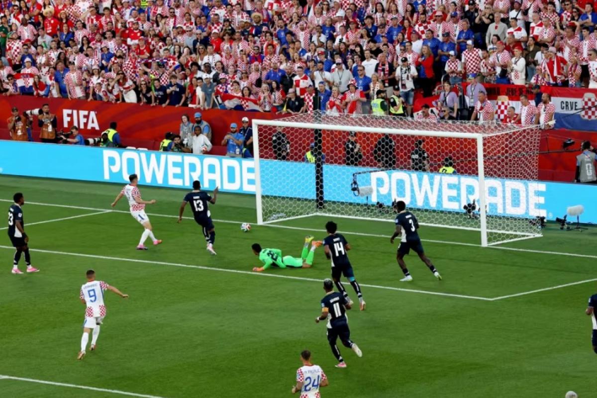 O meio-campista Budimir fez o único gol da partida