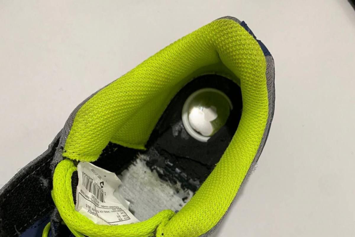 Rastreador do tamanho de uma moeda, escondido em tênis
