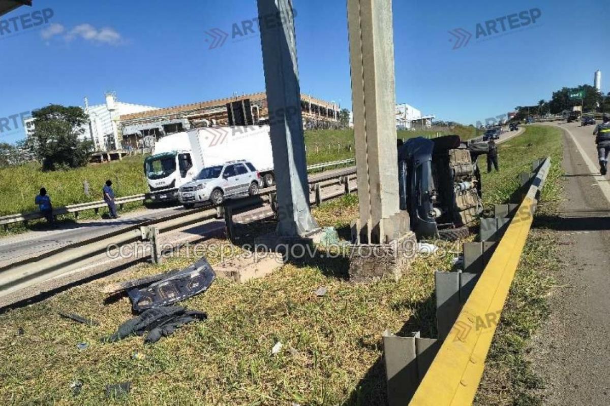 Condutor perdeu o controle do carro, entrou no canteiro central e bateu contra defensa metálica e pórtico.