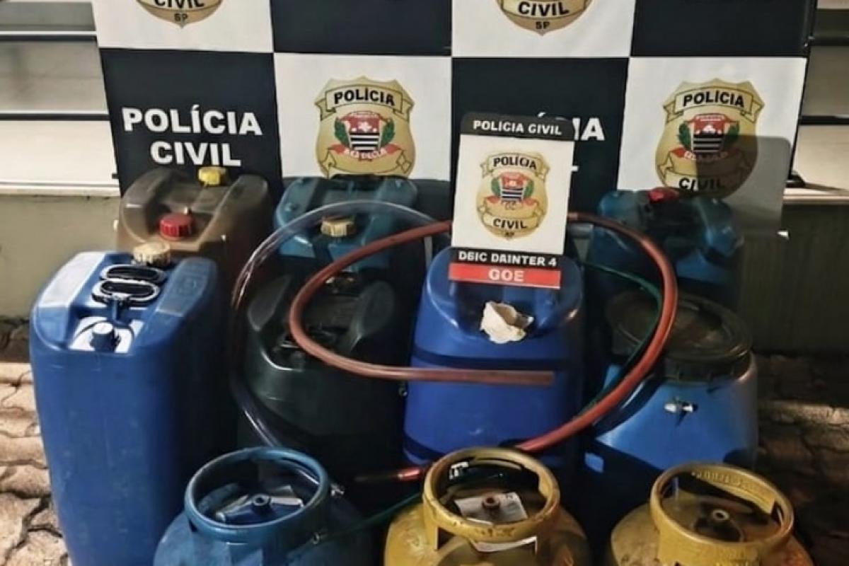 No imóvel, foram encontrados cerca de 210 litros de etanol, além de botijões de gás e anotações