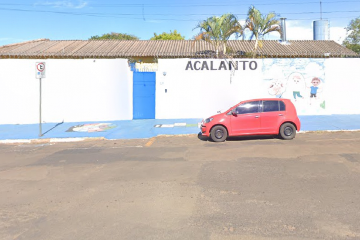 Fachada do Centro de Convivência Infantil - Acalanto, em Franca 
