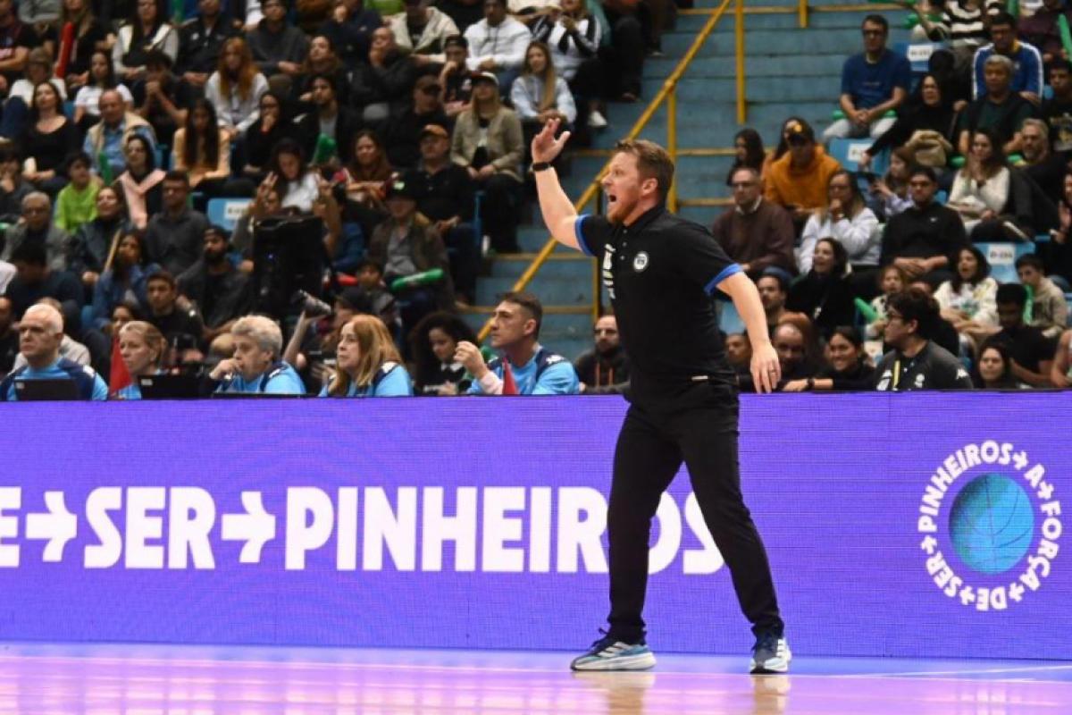 Gustavinho, técnico do Pinheiros: jogo 4 da final do NBB será neste domingo, em Franca, às 17h
