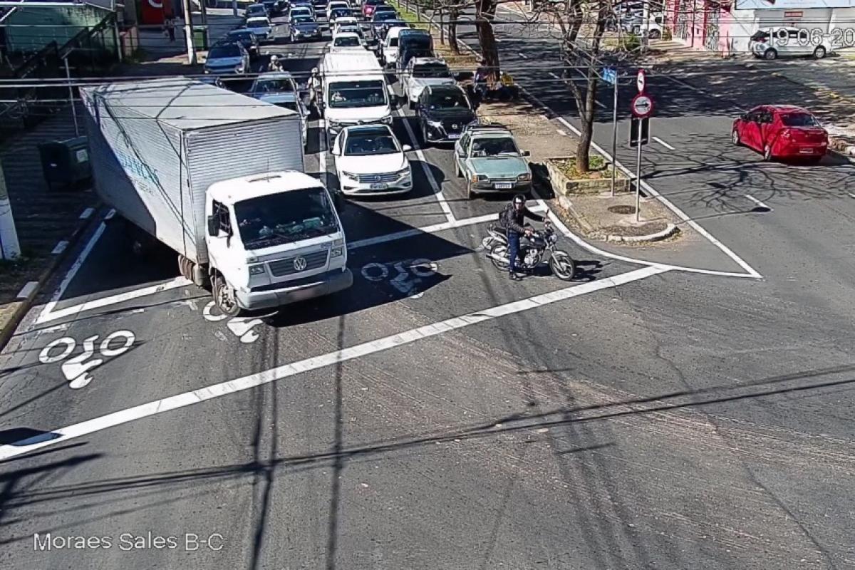 Recém-instalado, videomonitoramento da Emdec flagrou motoristas usando faixa destinada ao Centro para avançar e fazer conversões irregulares.