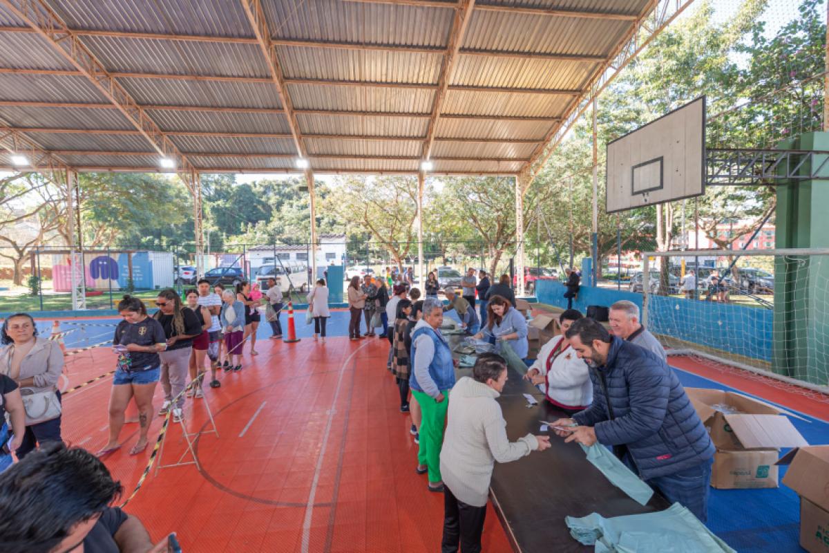 Entrega de 900 agasalhos novos no Morada das Vinhas