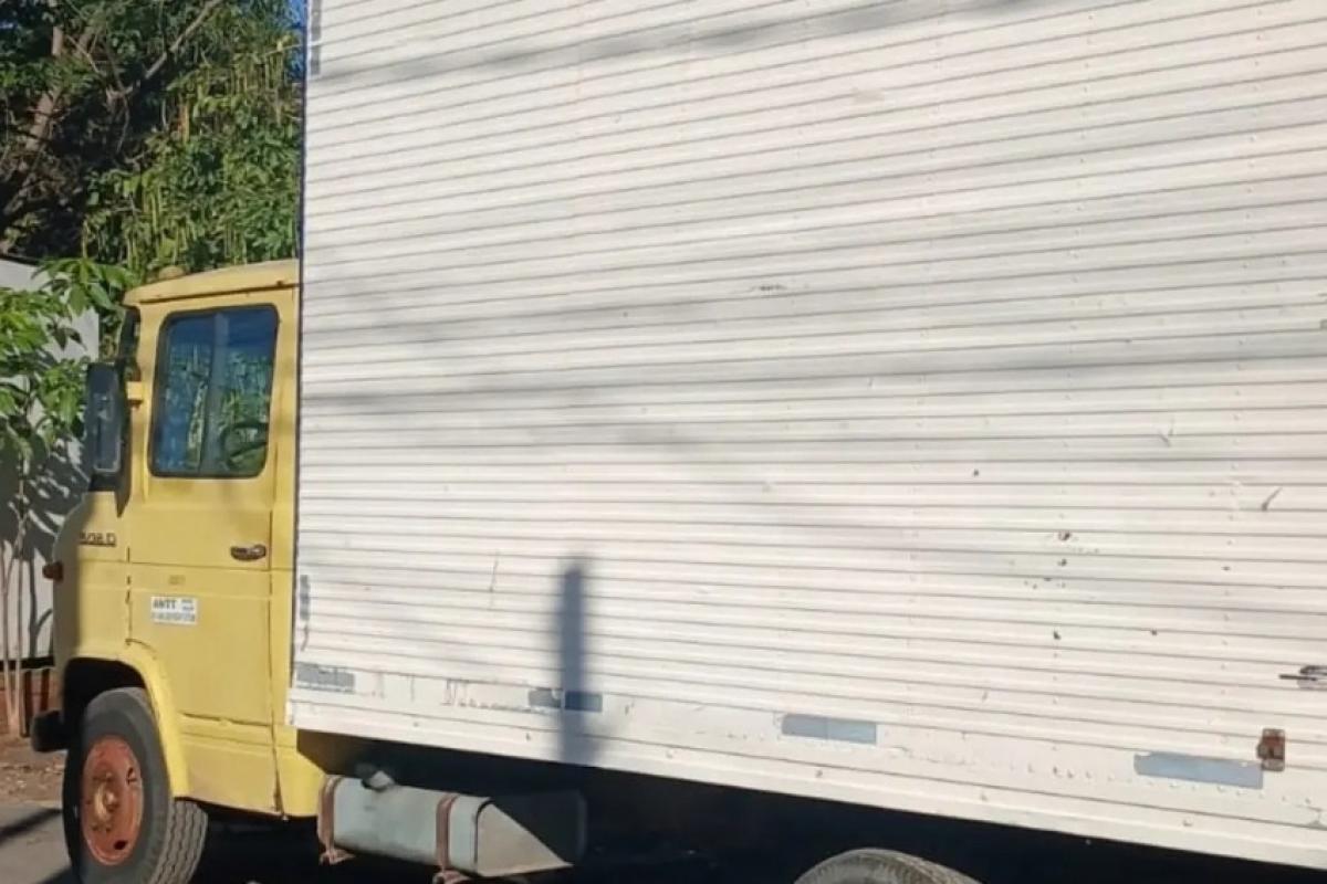 Caso aconteceu durante patrulhamento de rotina no bairro; suspeitos fugiram por vielas e não foram localizados.