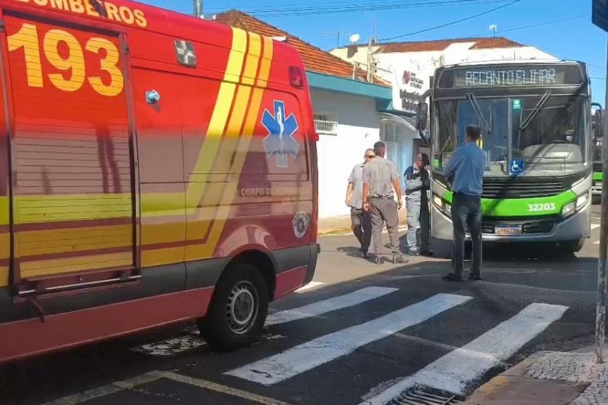 Viatura do Corpo de Bombeiros durante atendimento ao motociclista vítima de acidente contra ônibus no Centro de Franca