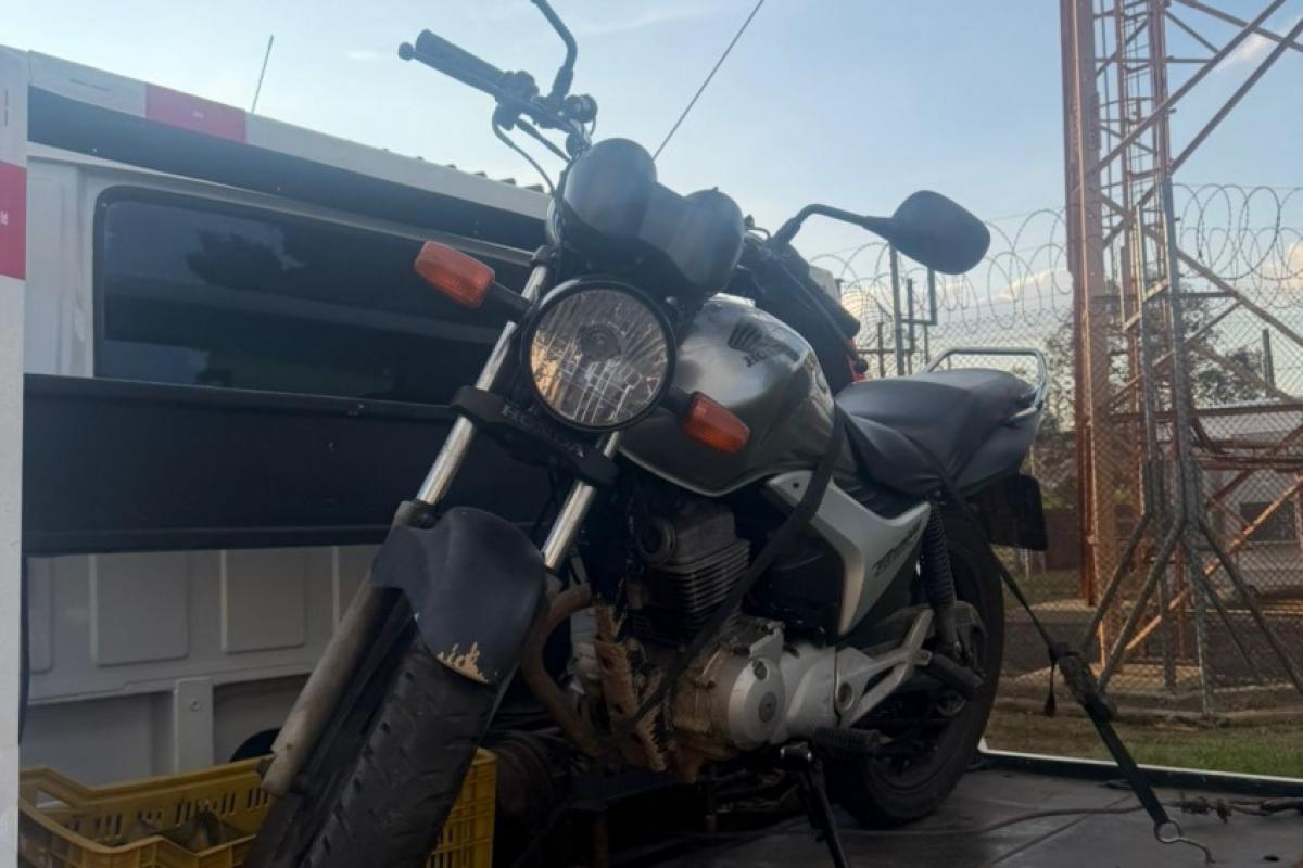 Consultas aos sistemas policiais revelaram que outro veículo com a mesma placa está recolhido em um pátio de Campinas desde 2025, com as mesmas características cadastrais.