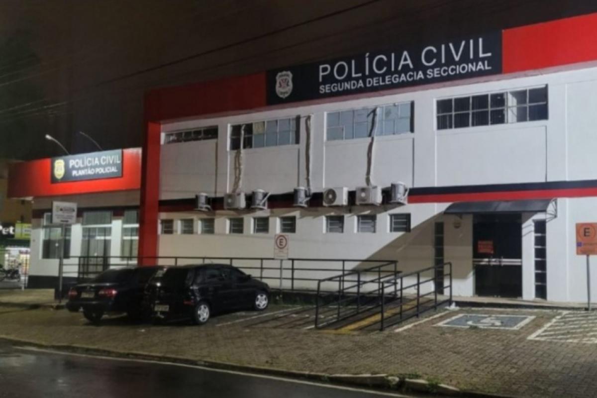 Os criminosos dispararam de dentro de um carro que passou pelo local e fugiram em seguida; ninguém foi preso até o momento.