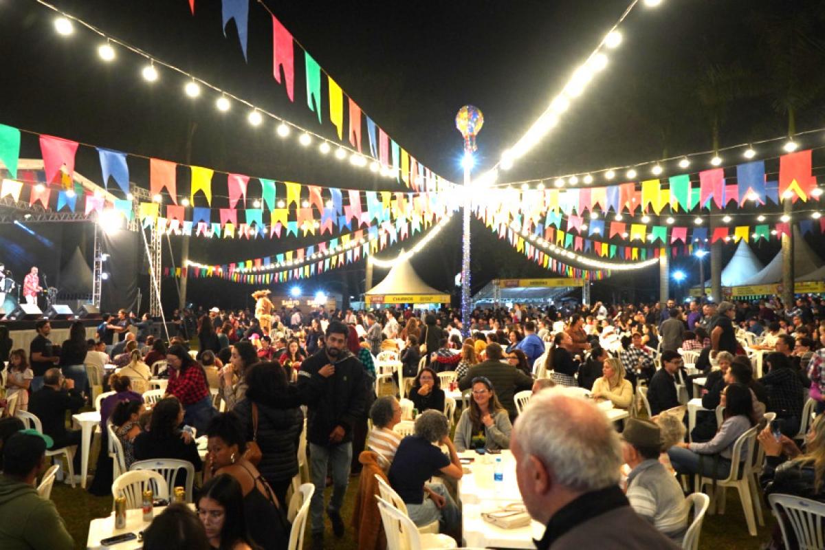 Um dos destaques da noite foi a praça de alimentação, que contou com diversas opções de doces e salgados comercializados por instituições sociais do município