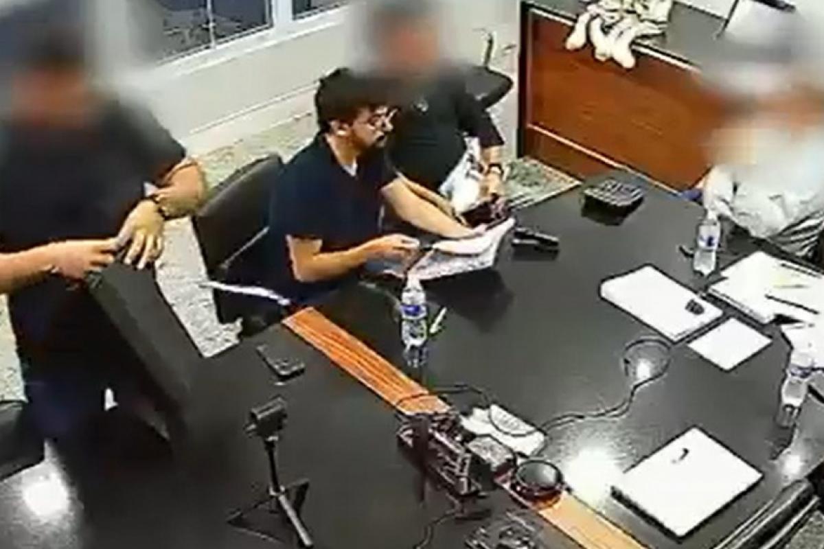 Das CPs protocoladas, duas tratam das imagens que mostram Vini em uma reunião em uma empresa ligada ao transporte, em Paulínia, e a saída do local com uma caixa preta e envelopes.