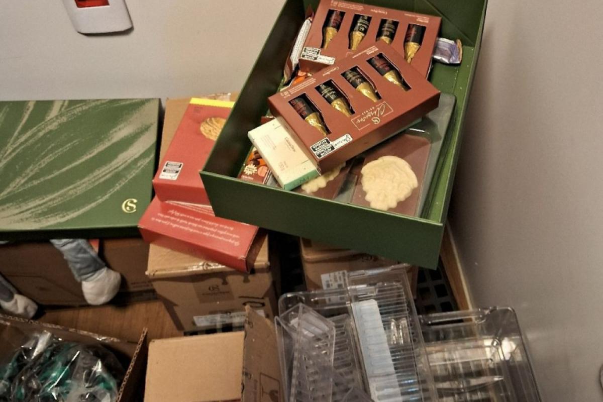 O suspeito tentava furtar chocolates da loja
