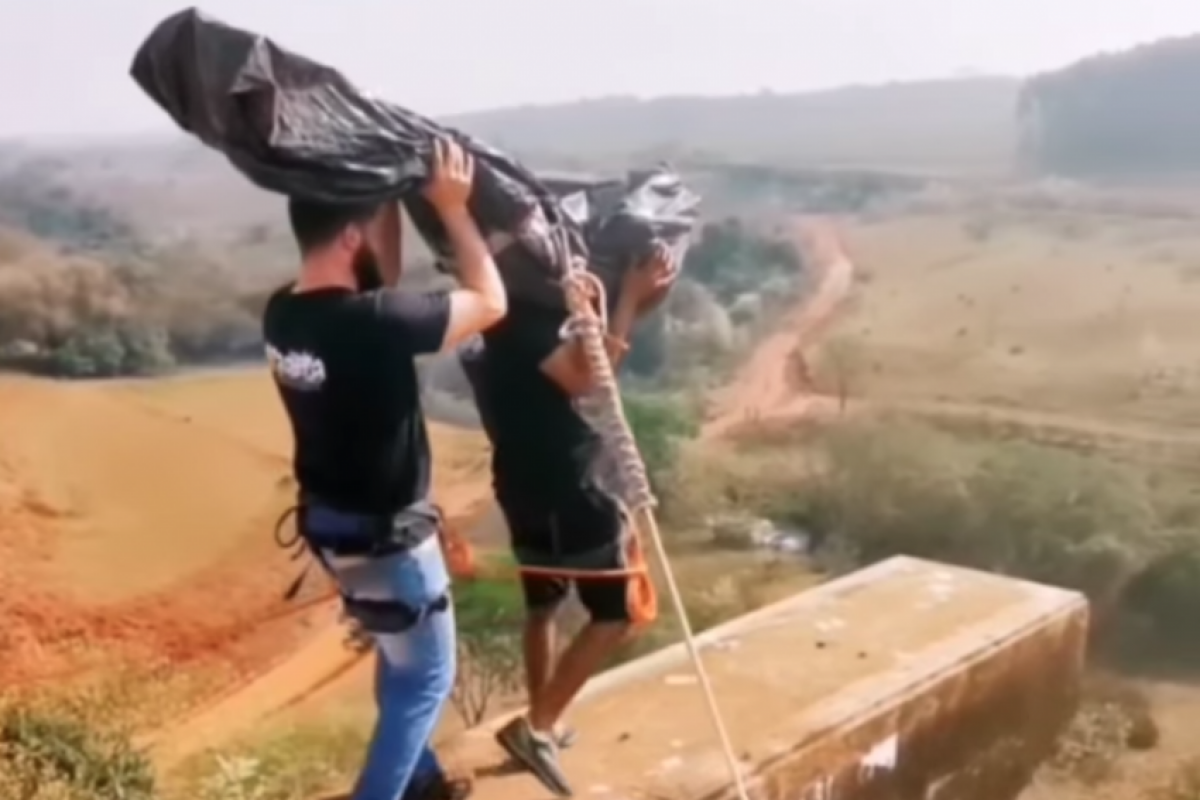 O autor da gravação é apontado como líder do grupo Entre Cordas. 