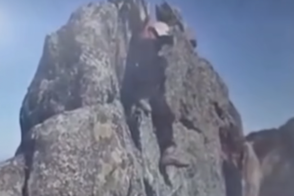 Ao descer da pedra, Caio tropeçou, perdeu o equilíbrio e caiu na ribanceira.