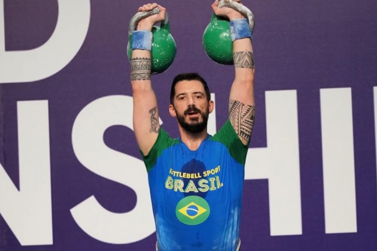 Atleta da Seleção Brasileira sobe ao pódio no Mundial de Kettlebell Sport, na Moldávia