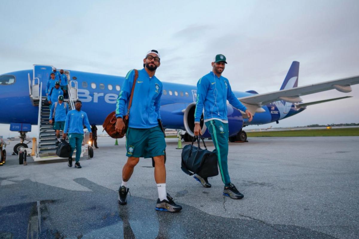 Matheus Cunha e Weverton na chegada da Seleção Brasileira em Fort Lauderdale, para o jogo contra a Escócia, pela terceira rodada da Copa do Mundo 