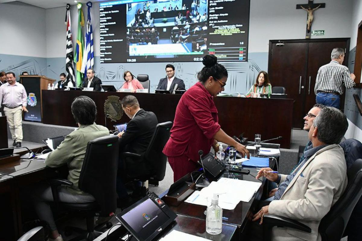 Com 20 projetos na pauta, vereadores de Araçatuba discutem propostas que vão desde reconhecimento facial em escolas até programas sociais e mudanças na administração municipal
