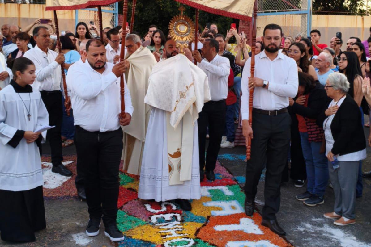 Um dos destaques da solenidade foi a tradicional confecção dos tapetes de Corpus Christi. Produzidos pelas comunidades das 12 paróquias, os adornos ocuparam um percurso de quase um quilômetro