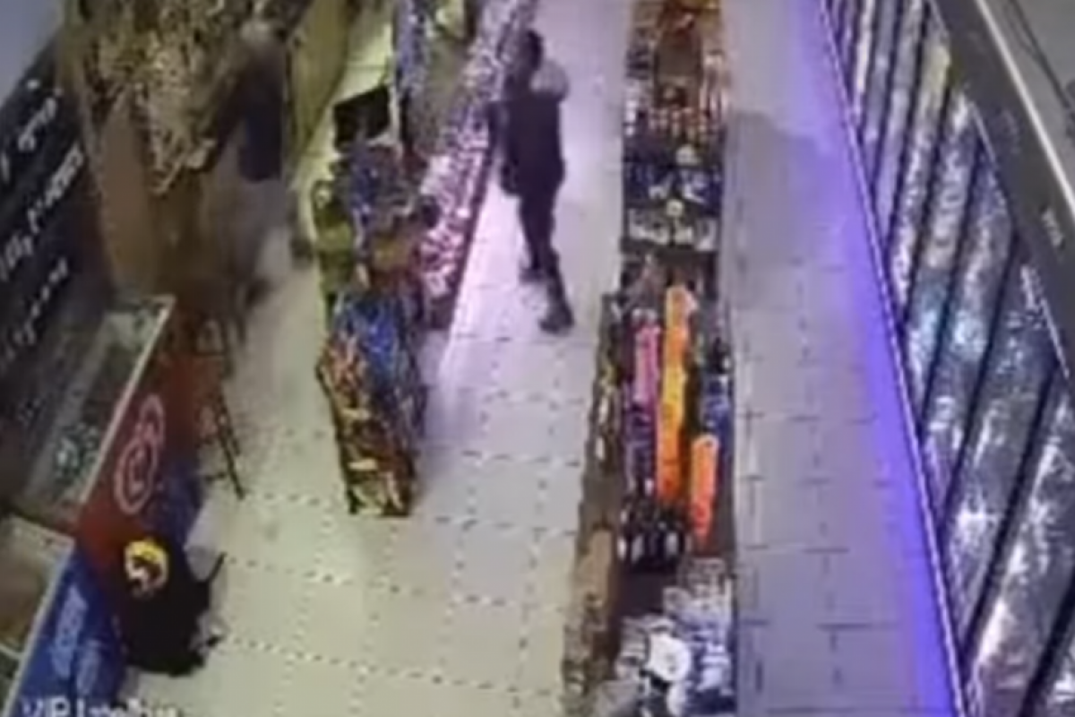 Segundo a Polícia Militar, a confusão começou quando o cliente questionou o valor de uma cerveja.