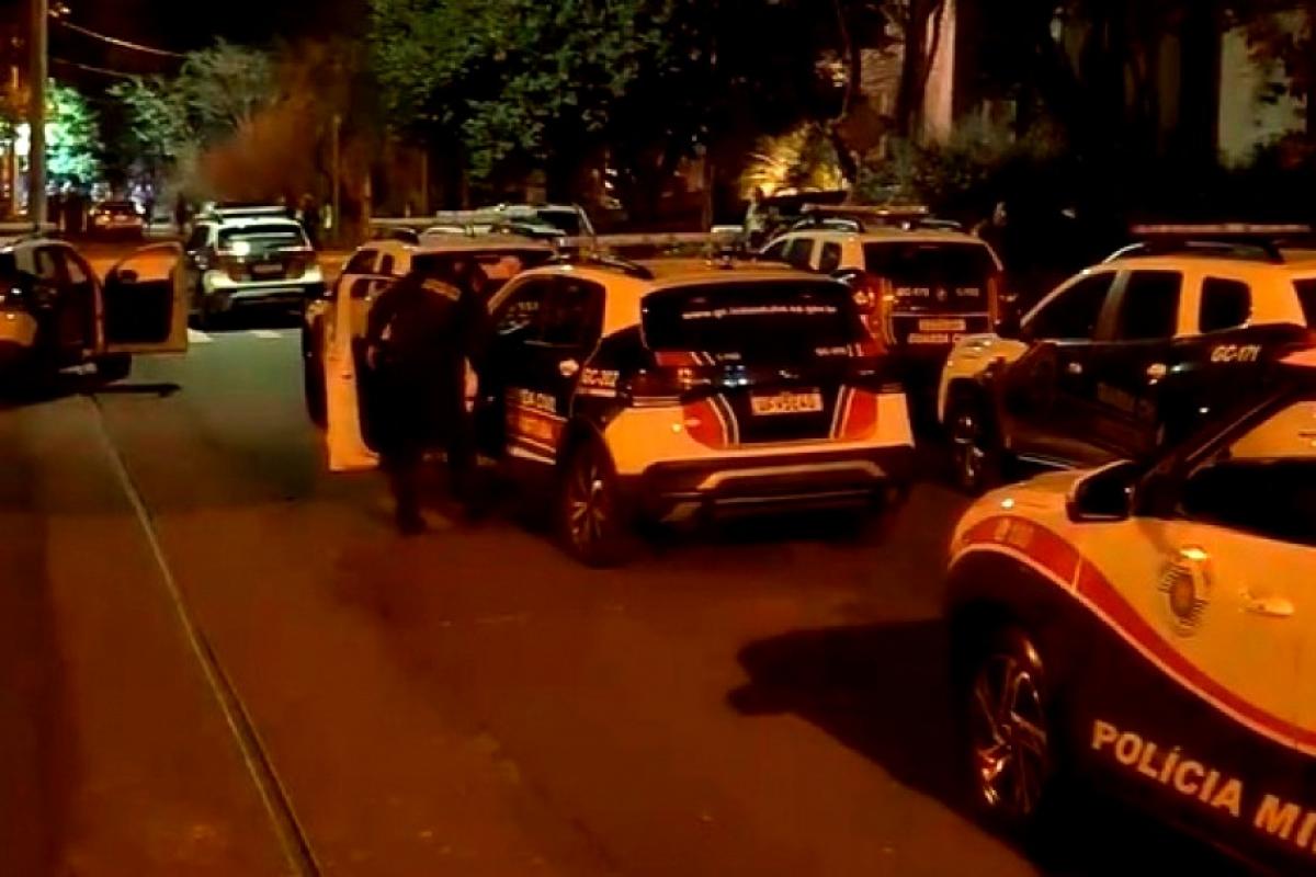 Ação começou após identificação de carro com placas clonadas, viatura foi atingida por disparos e ninguém se feriu; três suspeitos foram detido com fuzis.