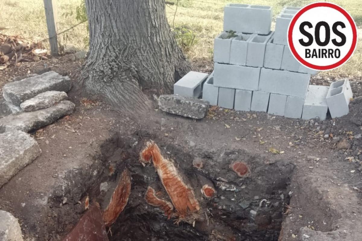 Buraco aberto para reforma de calçada em Pindamonhangaba