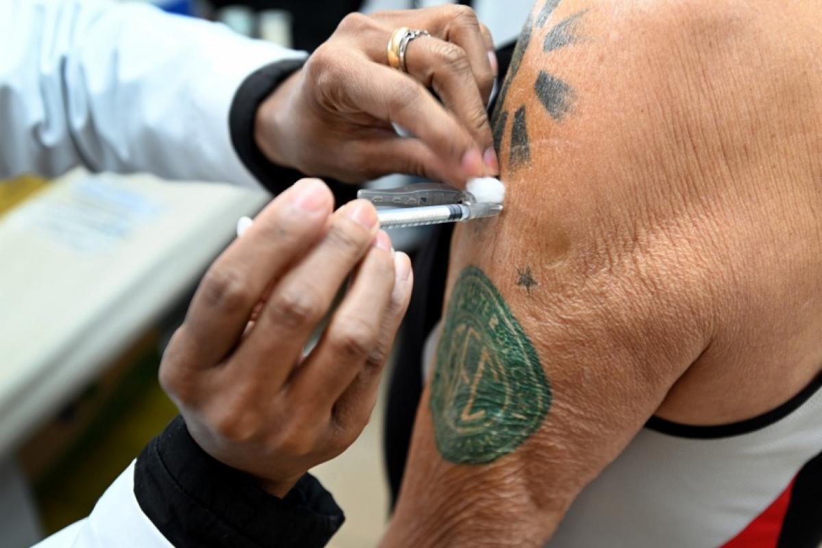 Ações ocorrem em dois supermercados e em um shopping; serão aplicadas vacinas do calendário, exceto BCG e dengue.