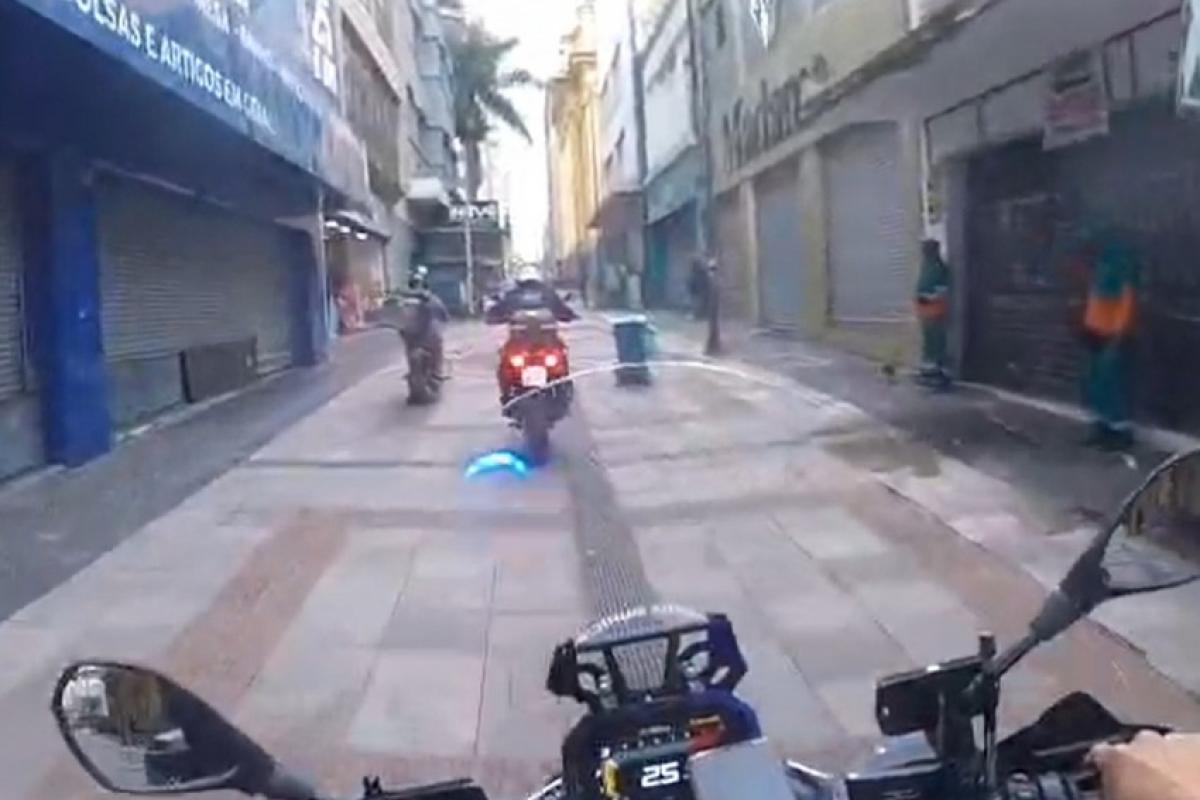 Imagens de Guarda Municipal registram fuga com moto furtada por vias movimentadas da região central de Campinas; mulher foi atropelada e suspeito foi detido.